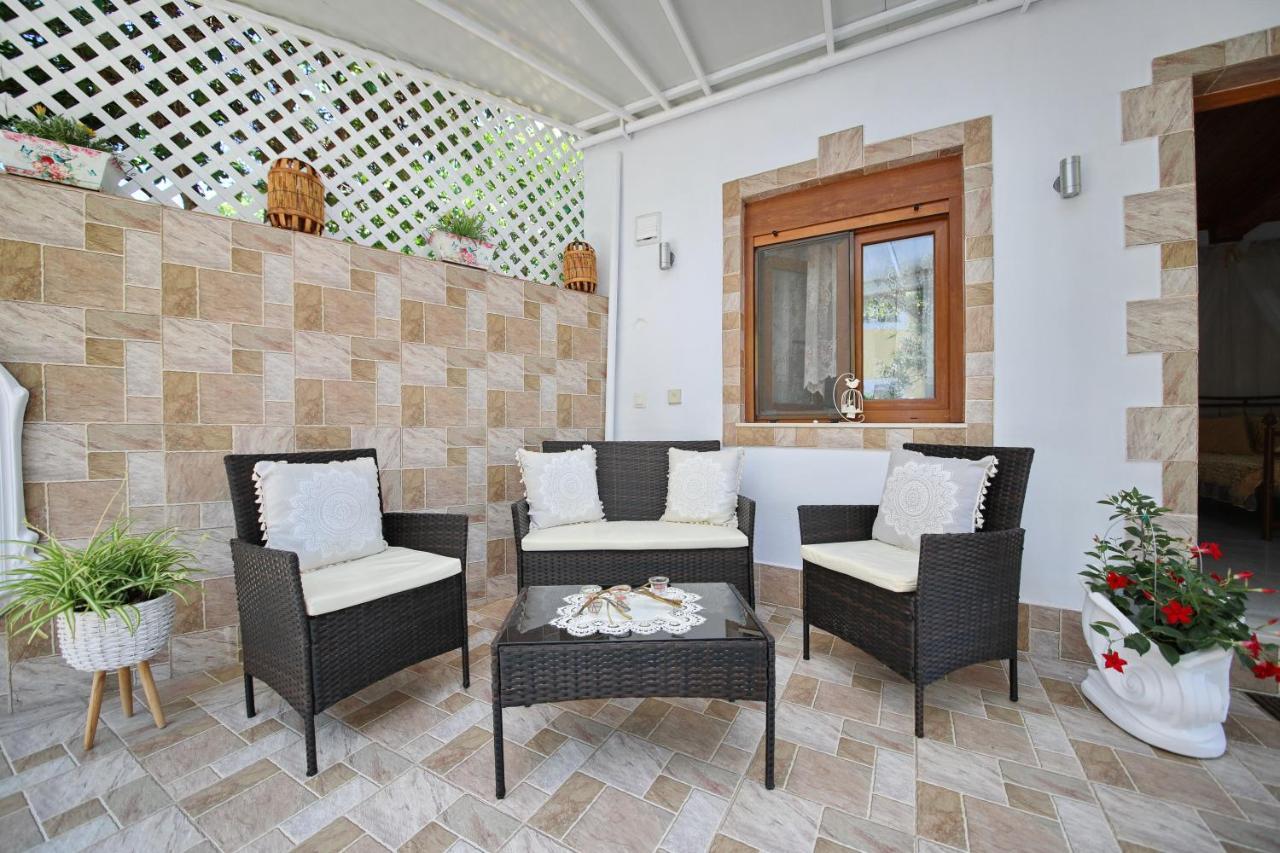 Vasia'S Small Villa Skopelos Town Exterior photo