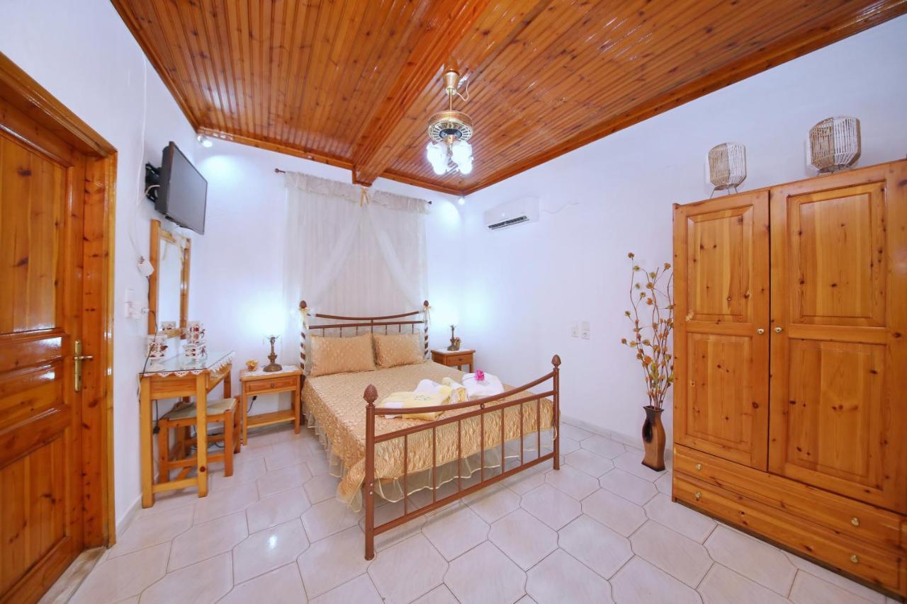 Vasia'S Small Villa Skopelos Town Exterior photo