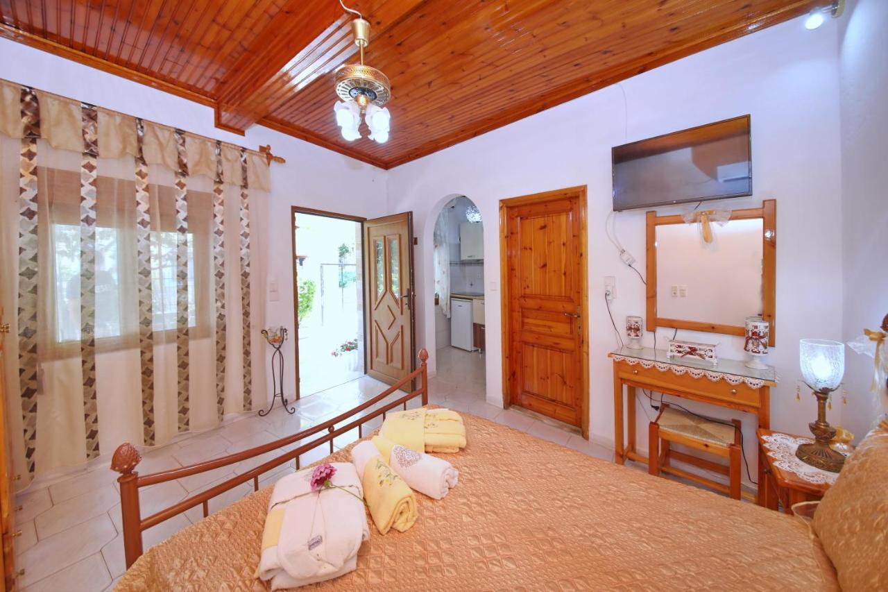 Vasia'S Small Villa Skopelos Town Exterior photo
